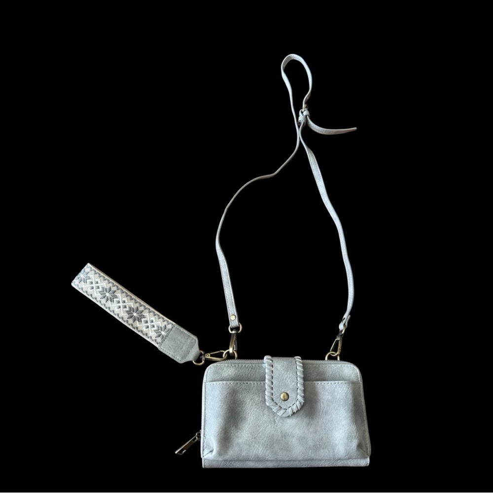 Alice Crossbody & Wristlet wallet purse. NWOT
Beautiful gray vegan leather. Soft